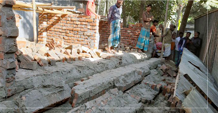 ঊর্মিলা রানীর ধসে পড়া ঘর আবার নির্মাণ করছে উপজেলা প্রশাসন