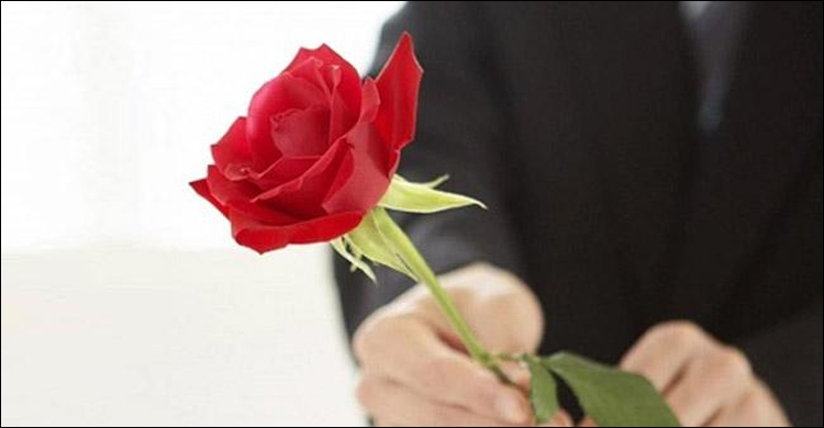 ফুল দিতে গিয়ে পিটুনি খেলেন যুবক