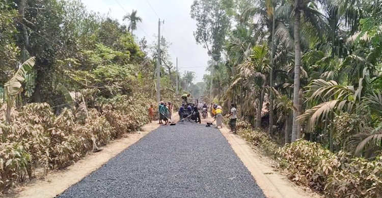গলদে ভরা আড়াই কোটি টাকার সড়ক