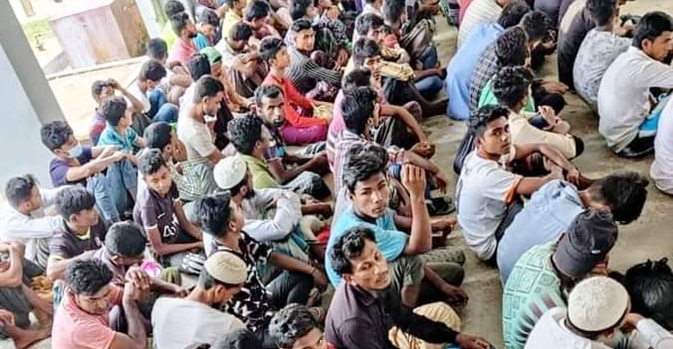 ক্যাম্প থেকে পালানোর সময় ১৩৬ রোহিঙ্গা আটক