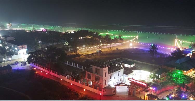 বালিয়াড়ি ও হোটেলে নেচে-গেয়ে নতুন বছর বরণ