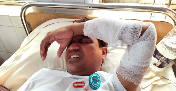 মাহফিলের পোস্টারে নাম নিয়ে ক্ষুব্ধ, প্রধান শিক্ষককে মারধর