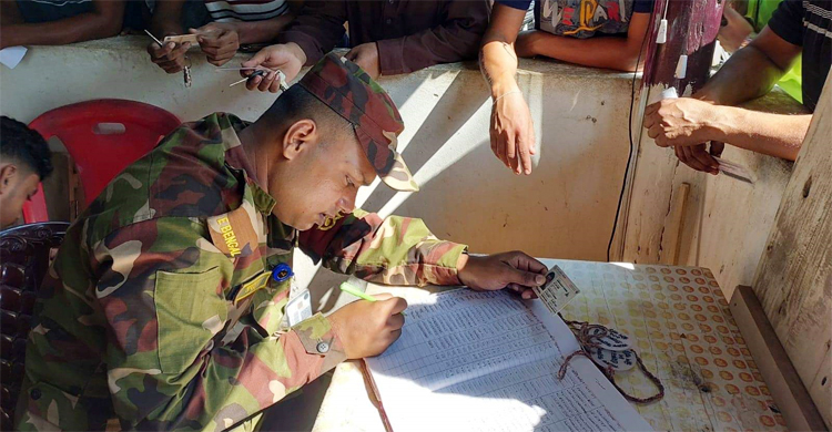 সাজেকে সড়ক দুর্ঘটনা রোধে লাইসেন্স ও ফিটনেস যাচাই করছে সেনাবাহিনী