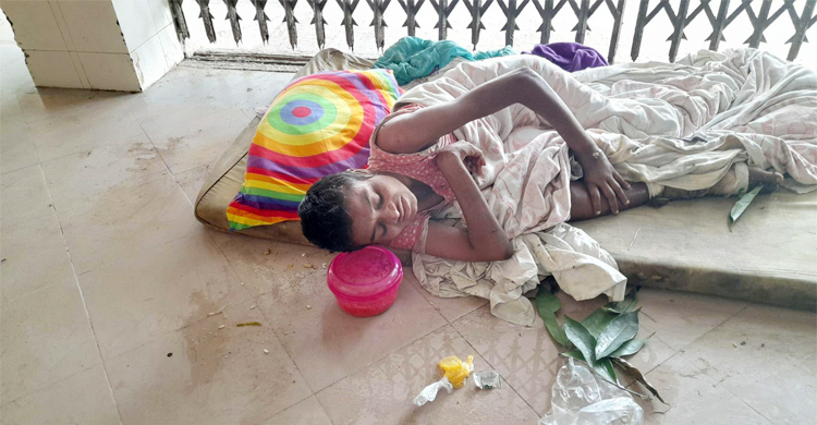স্বজনদের খোঁজ নেই, বিনা চিকিৎসায় মরতে বসেছেন রিনা