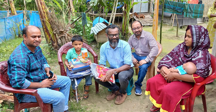 ‘নগদ’র উপহার নিয়ে শিশু জুনাইদের বাড়িতে সোলায়মান সুখন