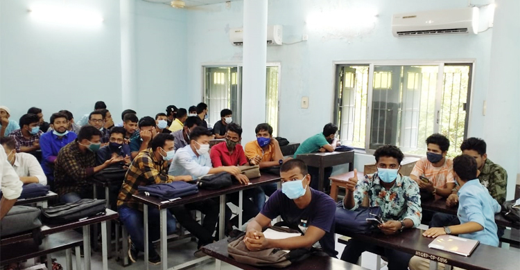 ১৯ মাস পর শ্রেণিকক্ষে ফিরলেন রাবি শিক্ষার্থীরা