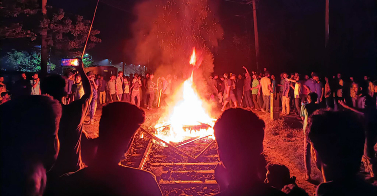 রেললাইনে রাবি শিক্ষার্থীদের আগুন, ট্রেন চলাচল বন্ধ