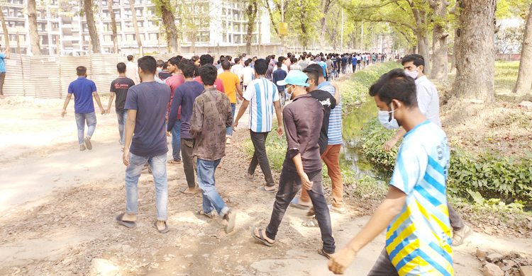 বিক্ষোভে শিক্ষার্থীদের জড়ো হতে হলে হলে মাইকিং