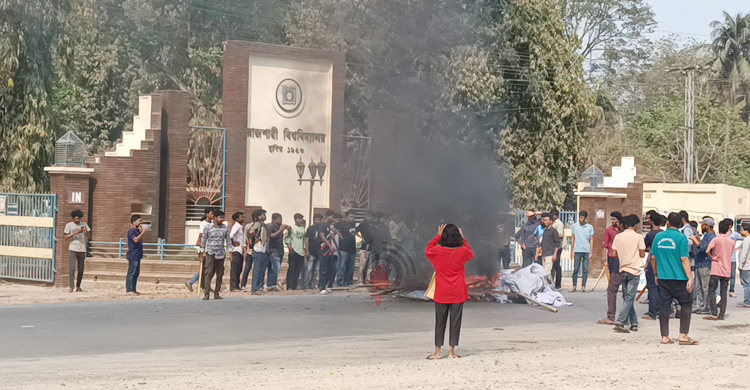 রাবির প্রধান ফটকের সামনে থেমে থেমে আগুন, রাজশাহী-ঢাকা মহাসড়ক বন্ধ