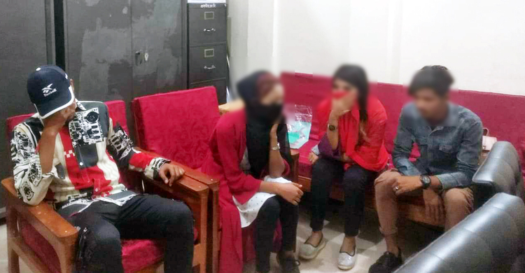 রাবির শহীদ মিনারে টিকটক ভিডিও করায় ৬ তরুণ-তরুণী আটক