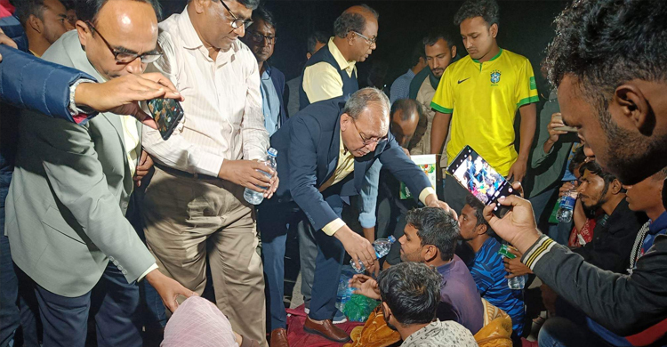 উপাচার্যের আশ্বাসে অনশন ভাঙলেন শিক্ষার্থীরা