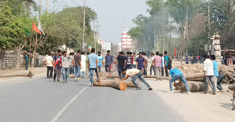 রাবির প্রধান ফটকের সামনে থেমে থেমে আগুন, রাজশাহী-ঢাকা মহাসড়ক বন্ধ
