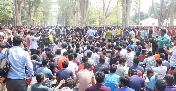 উত্তাল রাজশাহী বিশ্ববিদ্যালয়, উপাচার্যকে অবাঞ্ছিত ঘোষণা