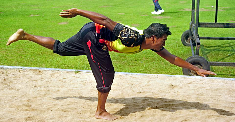 ভৈরব নদীর পাড়ে বালুতে দৌড়াচ্ছেন রুবেল