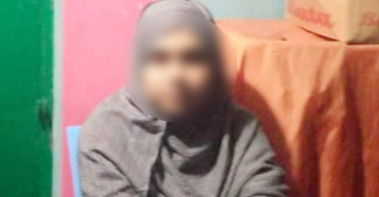 প্রথম স্বামী ছেড়ে স্ত্রীর অধিকার পেতে দ্বিতীয় স্বামীর বাড়িতে অনশন