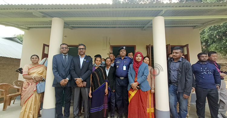 গােলরক্ষক রুপনার মায়ের হাতে নতুন ঘরের চাবি