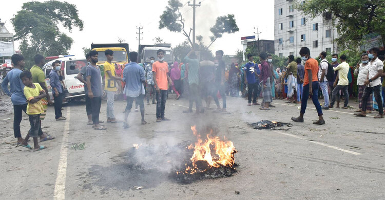 বকেয়া বেতনের দাবিতে ঢাকা-সিলেট মহাসড়কে শ্রমিকদের বিক্ষোভ