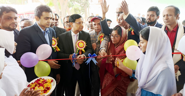 শেখ হাসিনা প্রধানমন্ত্রী বলেই শিক্ষার্থীরা বিনামূল্যে বই পাচ্ছে