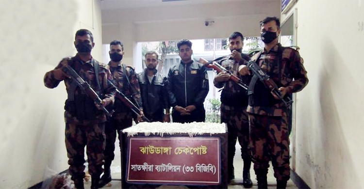 মোটরসাইকেলে লুকানো ছিল ২৭ কেজি রুপা
