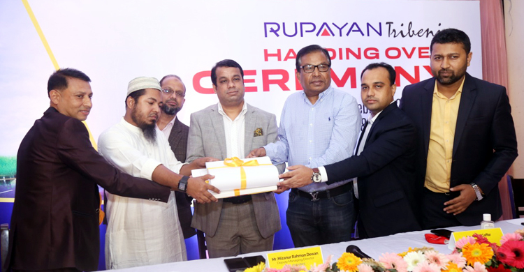 গ্রাহকদের মাঝে রূপায়ণ ত্রিবেনী প্রকল্প হস্তান্তর