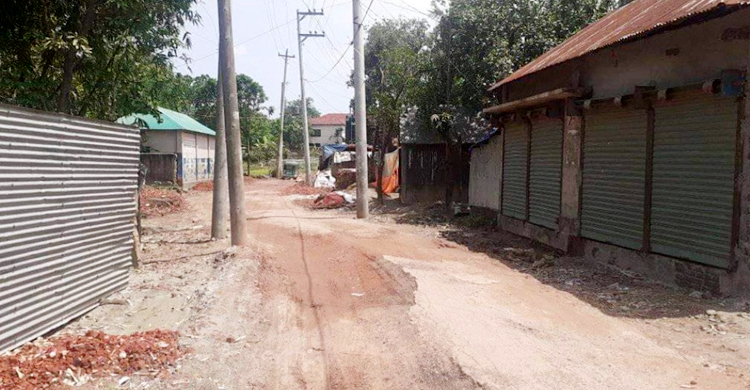 রূপগঞ্জে বৈদ্যুতিক খুঁটি রেখেই চলছে সড়ক সংস্কার