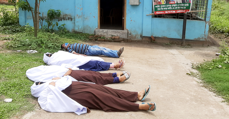 কাফনের কাপড় পরে আশ্রয় চাইল ধর্ষিতার পরিবার
