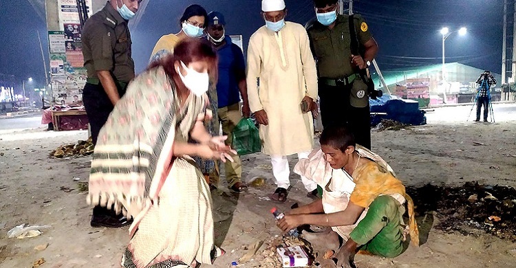 গভীর রাতে সেহরি নিয়ে অসহায় মানুষের পাশে ইউএনও