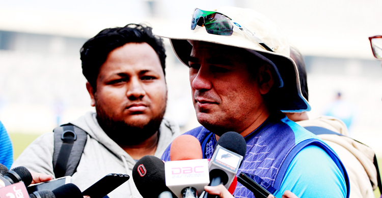 মুশফিককে দলের সেরা পারফরমার বললেন ডোমিঙ্গোও