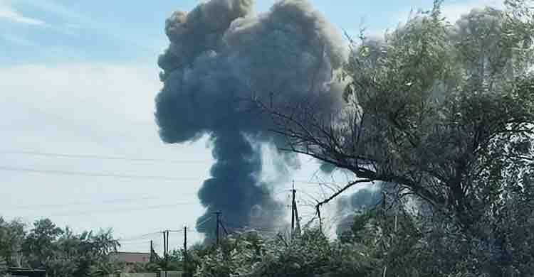 1 killed as blasts rock Russia base in Crimea