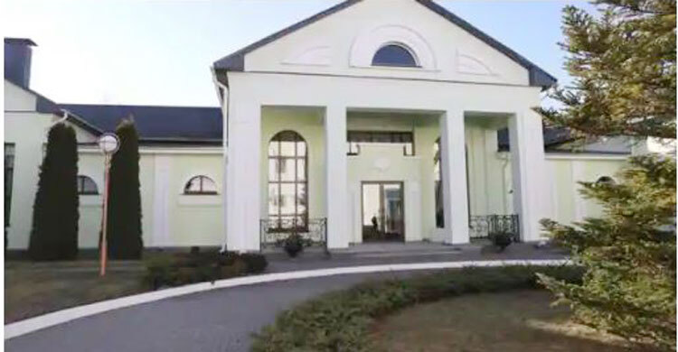 Ukraine officials arrive for Russia peace talks