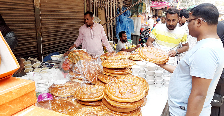 পুরান ঢাকায় রুটির কেজি ৩৫০, হালুয়া ২৫০ টাকা