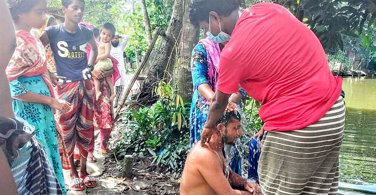 ‘পীর’র রুটিপড়া খেয়ে অসুস্থ যুবক, মাথায় ঢালা হলো ১০১ কলস পানি