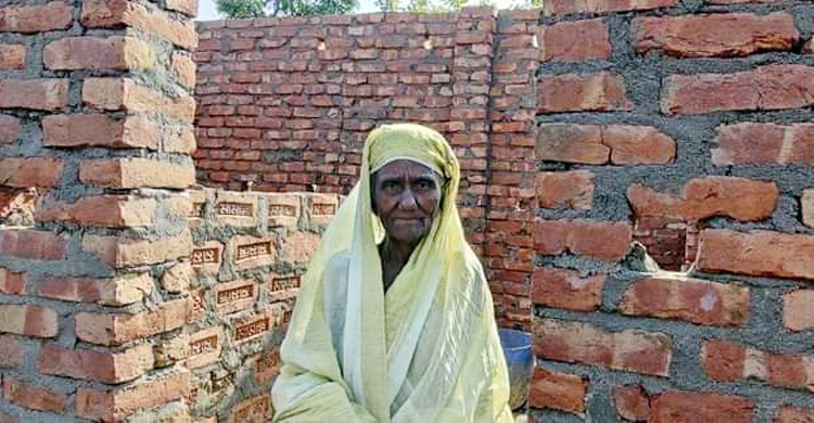 গৃহহীনদের ৫৭ লাখ ৪০ হাজার টাকা ফেরত দিলেন ইউএনও