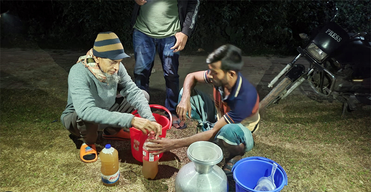 সন্ধ্যা নামতেই খেজুর রস সংগ্রহে ব্যস্ত গাছিরা