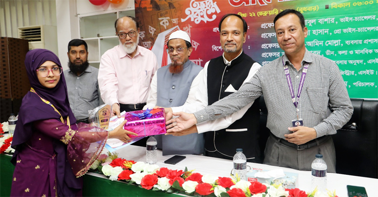 সোনারগাঁও ইউনিভার্সিটিতে রচনা প্রতিযোগিতার পুরস্কার বিতরণ