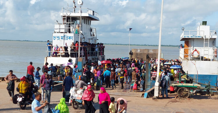 ঘাটে এলেই ফেরিতে উঠতে পারছেন ঘরমুখো মানুষ, সারি নেই গাড়িরও