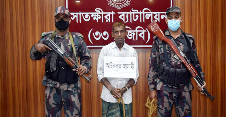 ৩০ ভরির তিন স্বর্ণের বার নিয়ে সীমান্তে যাচ্ছিলেন ভ্যানচালক