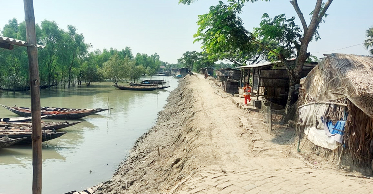 ঘূর্ণিঝড় ‘সিত্রাং’ আতঙ্কে সাতক্ষীরার উপকূলবাসী