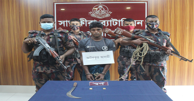 সাতক্ষীরা সীমান্তে ২ স্বর্ণের বারসহ যুবক আটক