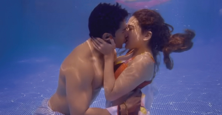 জলের নিচে বরুণ-সারার চুমুর ভিডিও ভাইরাল