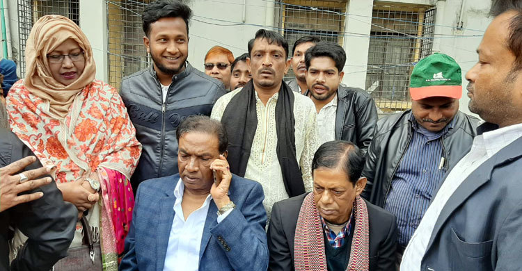আতিকুলের প্রচারণার মঞ্চে এমপি সাদেক খান