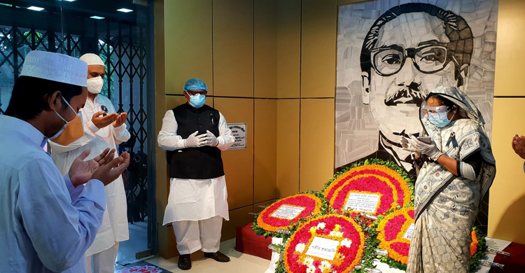 বঙ্গবন্ধুর প্রতিকৃতিতে খাদ্যমন্ত্রীর শ্রদ্ধা
