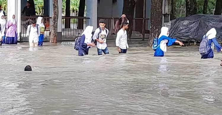 কোমর সমান জোয়ারের পানি মাড়িয়ে-সাঁতরে বাড়ি ফিরছে শিক্ষার্থীরা
