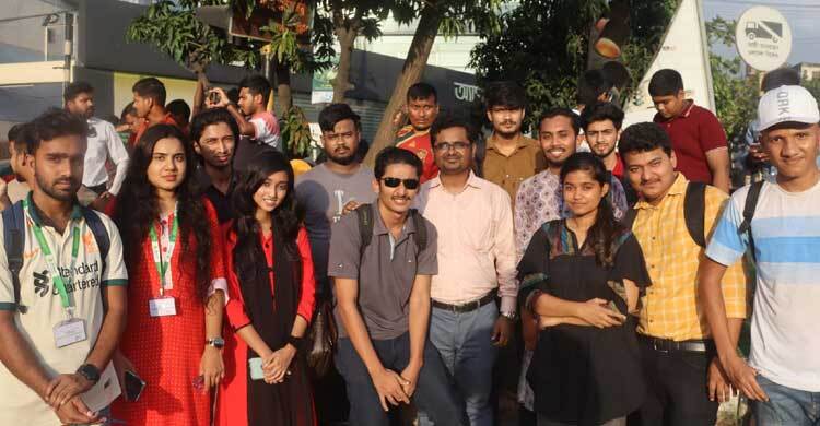 চ্যাম্পিয়নদের শুভেচ্ছা জানাতে জানাতে সাংবাদিকতার ব্যবহারিক ক্লাস