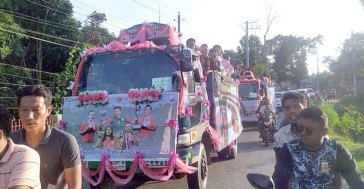 ছাদখোলা গাড়িতে সাফজয়ী পাঁচ পাহাড়ি কন্যাকে সংবর্ধনা