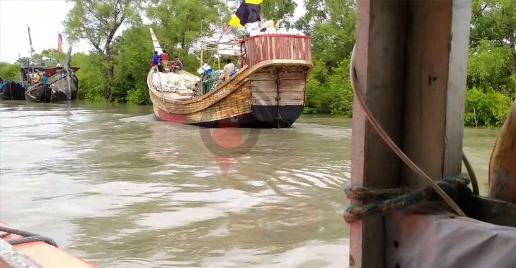 নিম্নচাপের প্রভাবে উপকূলে ঝড়-বৃষ্টি, জোয়ারে ভাসছে সুন্দরবন