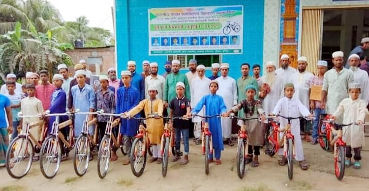 ৪১ দিন মসজিদে নামাজ পড়ায় সাইকেল উপহার