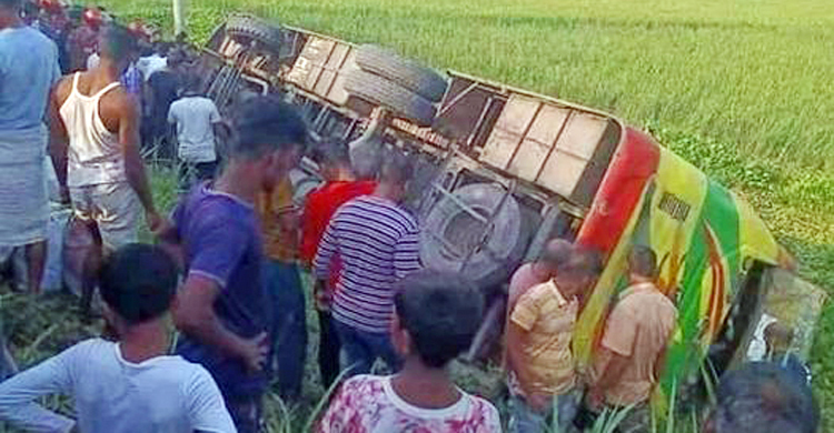 নীলফামারীতে নিয়ন্ত্রণ হারিয়ে ধানক্ষেতে বাস, নিহত ২