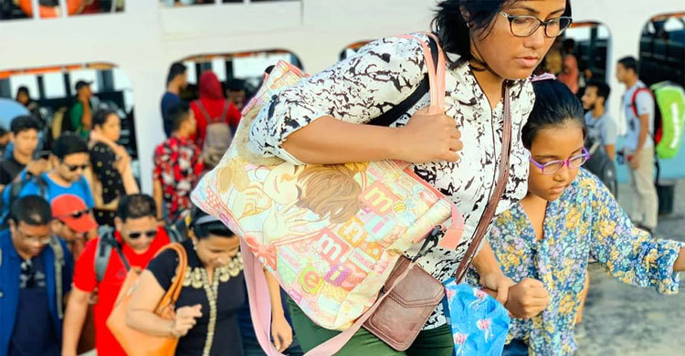 বুলবুল’র স্মৃতি নিয়ে ফিরলেন সেন্টমার্টিনে আটকেপড়া পর্যটকরা