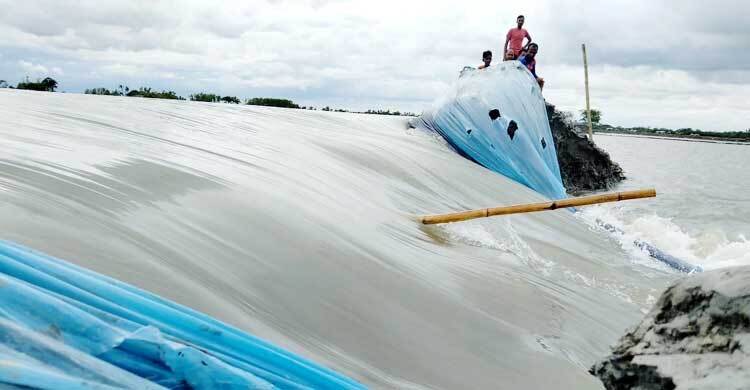 কয়রায় অস্থায়ী বাঁধ ভেঙে ৪ গ্রাম প্লাবিত